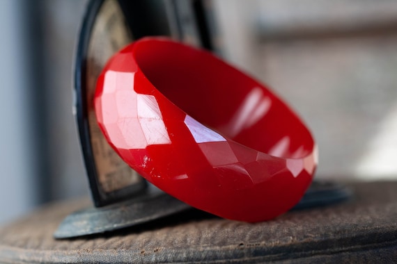 Cherry Red Faceted Bakelite Bangle, 1930's Red Ba… - image 4