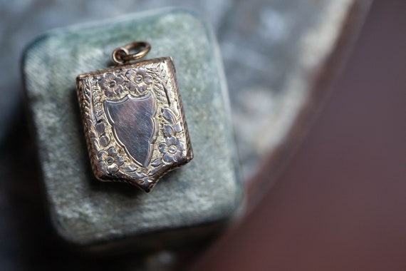 Georgian Gold Chased Locket, Antique Crest Shaped Gold Locket, Georgian Chased Locket, Georgian Jewelry, Georgian Necklace, Georgian 10k