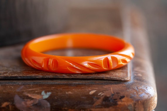 Antique Pumpkin Orange Carved Bakelite Bangle, 19… - image 4