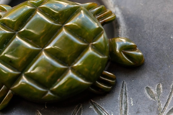 1930's Carved Creamed Spinach Green Bakelite Turt… - image 2