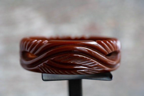 Carved Brown Bakelite Bangle, 1930's Chocolate Br… - image 4