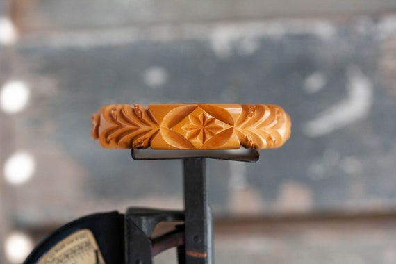Vintage Butterscotch Bakelite Carved Bangle, 1930's Carved Bakelite Bangle, Butterscotch Bakelite Jewelry