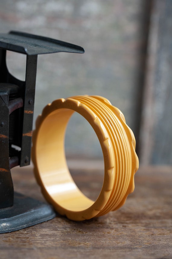 Scalloped Butterscotch Bakelite Bangle, 1930's Carved Bakelite Bangle, Carved Edge Butterscotch Bakelite Bangle, Deeply Carved Bakelite