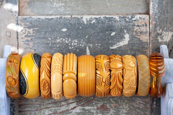 Antique Pumpkin Orange Carved Bakelite Bangle, 19… - image 9