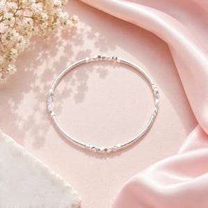 Handgjort armband i sterlingsilver med nudlar och kubpärlor: Stapelbart armband