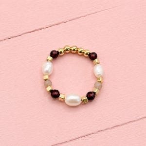 Anel folheado a ouro com rubi e pérola, anel boho com pedras preciosas, presente para ela.