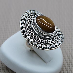 Tigerauge-Ring aus massivem Silber, handgefertigter Ring mit fein geschnitzter Katzenauge-Fassung von imposanter Größe, Schmuck für sie.