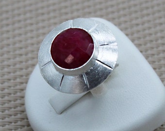 Damenring mit rotem Rubin aus massivem 925er Silber – 4,23 ct quadratischer Stein – elegante breite Fassung