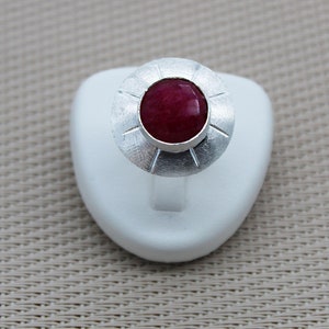 Damenring mit rotem Rubin aus massivem 925er Silber – 4,23 ct quadratischer Stein – elegante breite Fassung