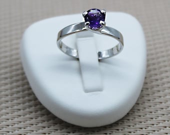 Solid 925 silver ring adorned with a faceted amethyst, handmade purple quartz silver ring, women's gift.