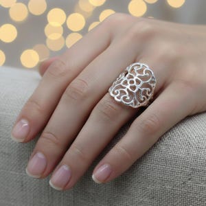 Porté Bague Filigrane Large Ajourée sur la phalange, Style Bohème Délicat.