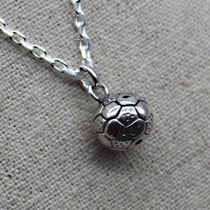 VONALA Sterling zilveren voetbalketting voor vrouwen, hartvormige hanger voor meisjes, veilig hypoallergeen voetbalsieraad van sterling zilver, cadeau voor verjaardag, voetbalfans, Sterling zilver