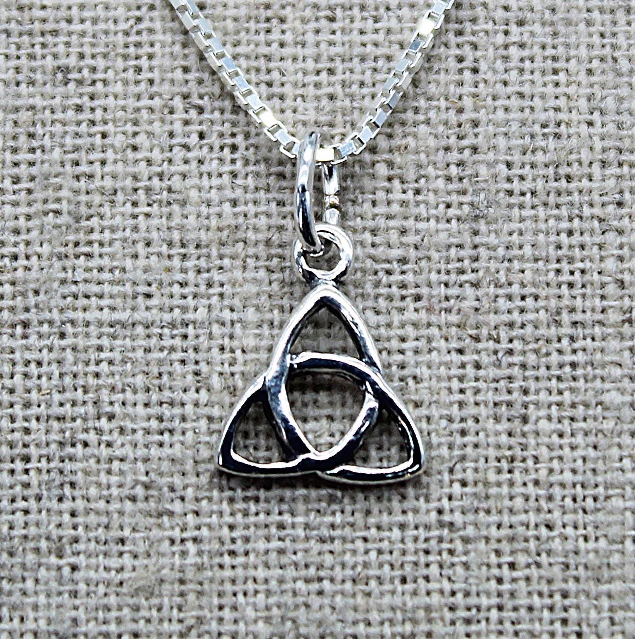 Collier pendentif noeud celtique triquetra celte