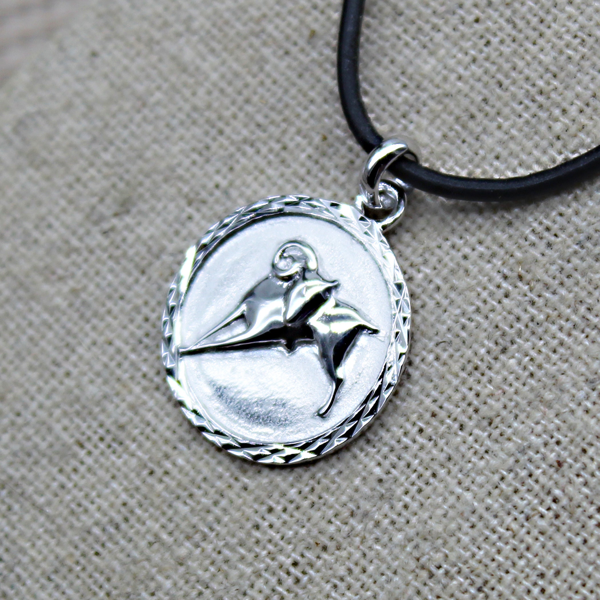 Médaille signe astrologique gravé, Bélier, plaqué or – La boutique du