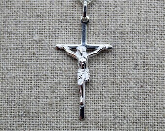 Pingente de crucifixo em prata de lei 925. Colar com cruz de Jesus católica. Joia unissex, opção de corrente.