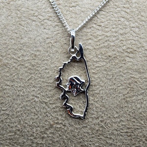 Pendentif Argent 925 Corse avec la Tête de Maure, médaillon en forme carte de corse, bijou fait main disponible avec ou sans chaîne argent.