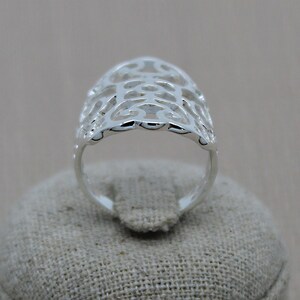 Détail du Motif Dentelle de la Bague Filigrane Ajourée en Argent 925.