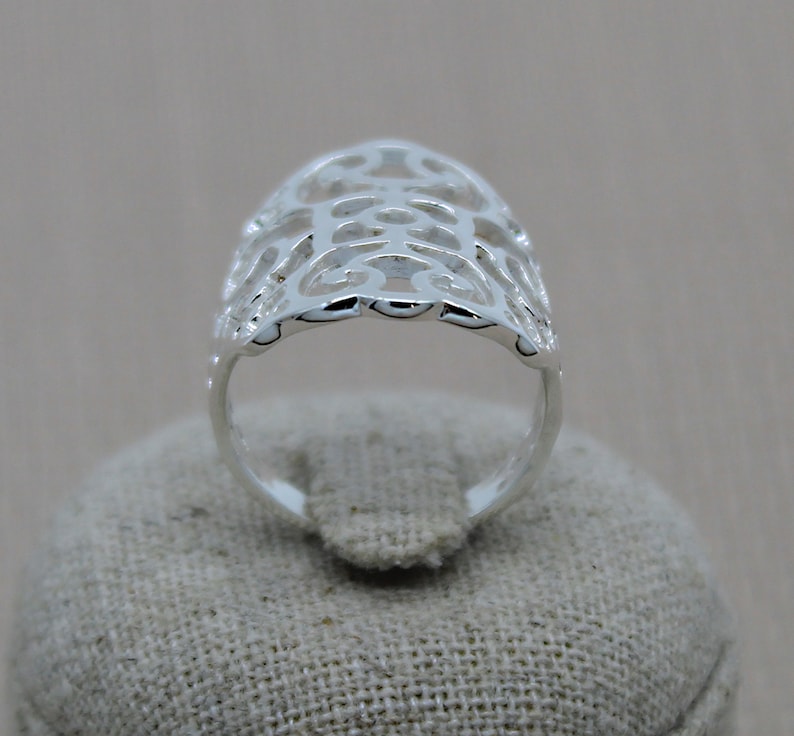 Détail du Motif Dentelle de la Bague Filigrane Ajourée en Argent 925.