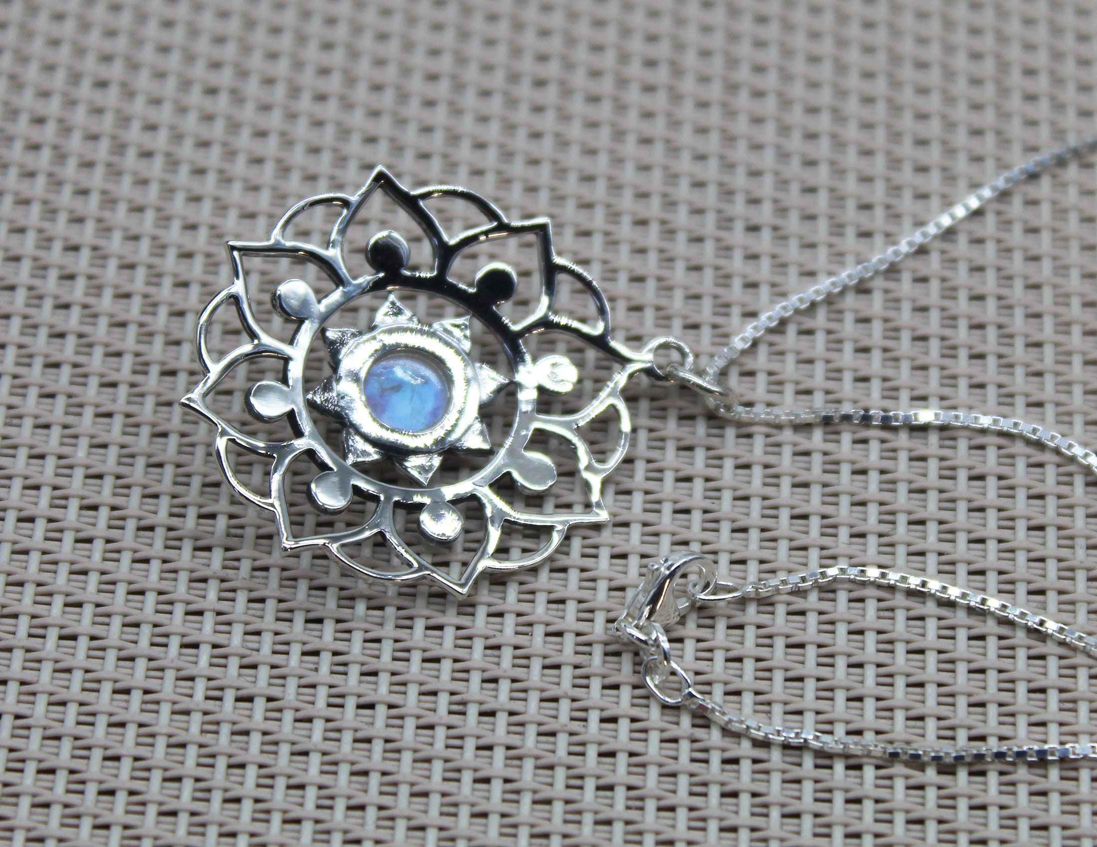 Collana Fiore Di Loto ONEFINITY In Argento Sterling 925 Con Pietra Di Luna: Gioiello Significativo, Elegante E Ipoallergenico. Regalo Donna Perfetto.