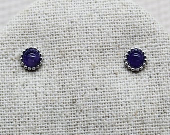 Ohrstecker aus massivem Silber und Amethyst-Cabochon, fein und diskret handgefertigt, ideales Geschenk.