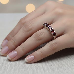 Bague argent 925 rhodié au grenat – anneau pierre grenat rouge carmin – bijou mixte élégant