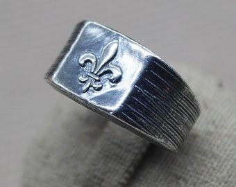 Bague fleur de Lys Argent 925 massif, chevalière fait main aspect vieilli et monture brossée.