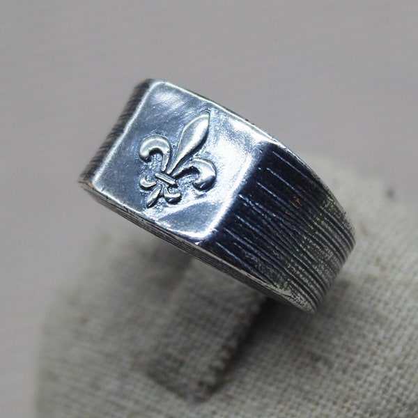 Bague fleur de Lys Argent 925 massif, chevalière fait main aspect vieilli et monture brossée.