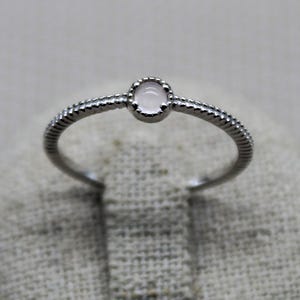 Anillo de plata 925 Cuarzo Rosa, joyería de mujer hecha a mano, engaste fino y discreto.