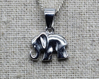 Pendentif éléphant argent 925/1000 platiné, bijou fait main pour Femmes, homme ou jeunes adultes, disponible avec ou sans chaîne argent.