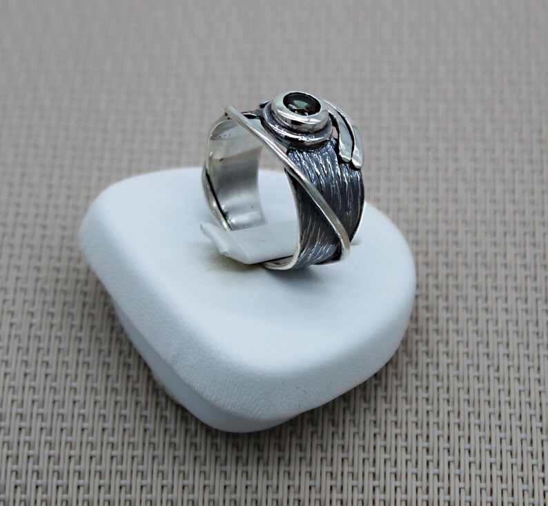 Futuristic Ring Peridot Silver Ring August Ring Openwork Ring Stackable Ring Zodiac Ring Delicate Gemstone Ring Everyday Ring