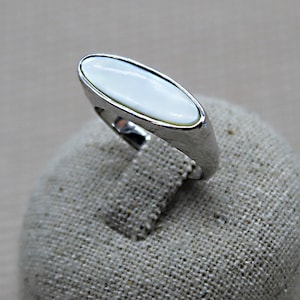 Hammered Silver Ring, Mother Pearl Ring, Summer Ring, White Shell Ring, Casual Ring, Fine Ring, Dainty Ring, Aesthetic Ring, Everyday Ring