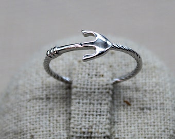 The English title uses highly competitive terms like "Sterling Silver," "Dainty," and "Nautical Jewelry" for better search ranking.