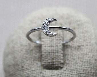 Silver Moon Ring, crescent moon ring with Zirconium Oxide, fine and discert model.