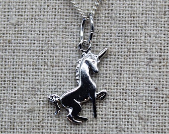 Pendentif Argent massif Licorne, animal mythique, créature légendaire, disponible avec ou sans chaîne Argent de taille 38 à 60 centimètres.