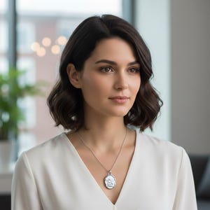 Pendentif ange porté par une femme avec chaîne argent.