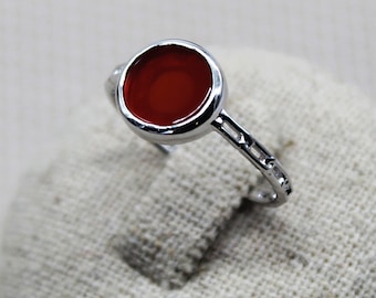 Ring aus rotem Achat, fein geschnitzte Fassung aus 925er Silber, der Stein dieses Schmuckstücks ist flach, handgefertigter Ring, Geschenkidee für Frauen