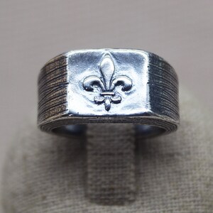 Bague fleur de Lys Argent 925 massif, chevalière fait main aspect vieilli et monture brossée. image 2