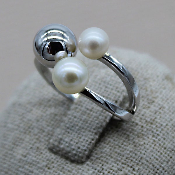 Bague Perles de culture blanches, monture en argent massif 925, ce bijou est composé de 2 Perles de culture d'eau douce et une boule argent.