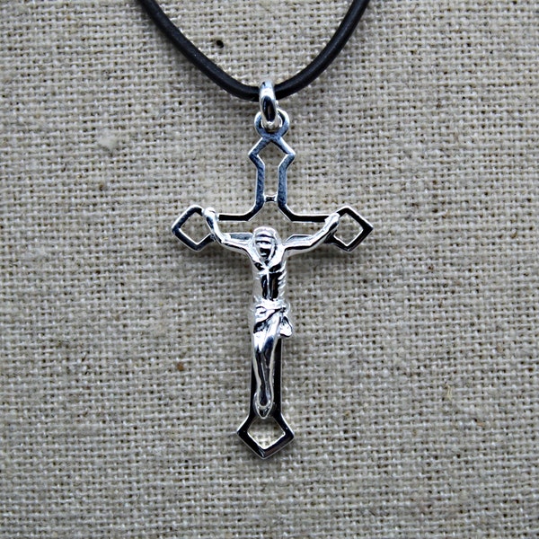 Pendentif Crucifix en argent sterling, pendentif Jésus Christ, avec ou sans cordon en Cuir,  croix Catholique fait main.