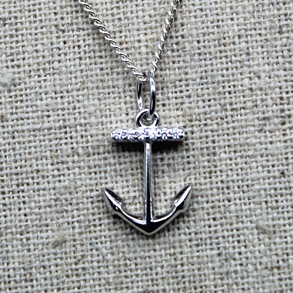 Pendentif Argent ancre marine serti d'oxyde de zirconium, bijoux fait main pour les passionnés de la mer et de bateau.