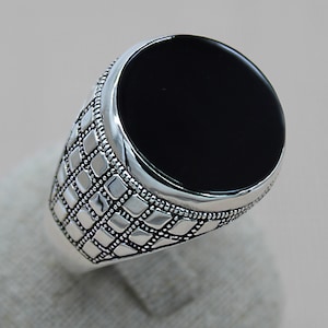 Onyx signet ring in 925 silver, imposing and finely engraved setting, one size 68 France, 12.5 US, handmade ring.