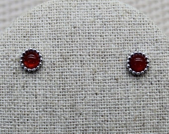 Boucles d'oreilles puces argent massif et cabochon en agate rouge, fines et discrète faites main, cadeau idéal pour Femmes.