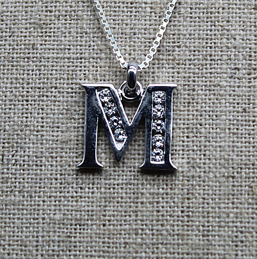 Collana con ciondolo iniziale M in argento sterling con dettaglio i