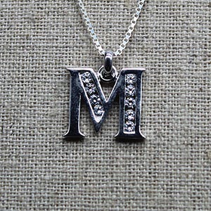 Colgante de plata 925 con la letra M, colgante de circonita cúbica, collar con la letra M, colgante del alfabeto, colgante con la inicial del nombre, joyería con inicial