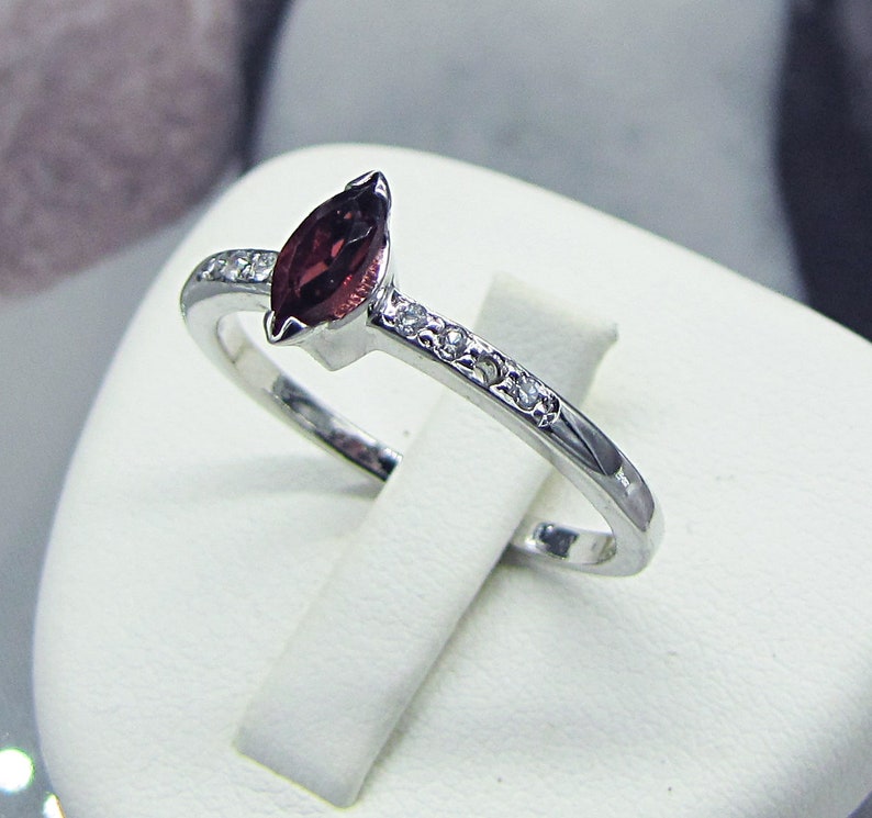 Small White Silver Garnet Zirconiums Ring Jewel Natural Gemstone Gem Birthday present