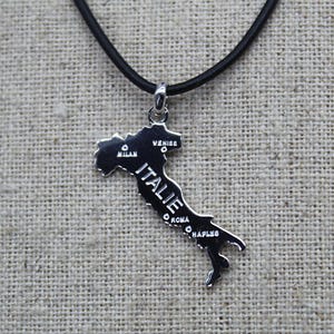 Pendentif Italie en Argent 925, carte de l'Italie avec ou sans cordon cuir, différentes tailles disponibles.