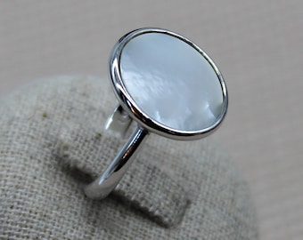 Round Ring, Mother of Pearl Ring, Sterling Silver Ring, Summer Ring, Iridescent Ring, White Shell Ring, Casual Ring, Delicate Ring