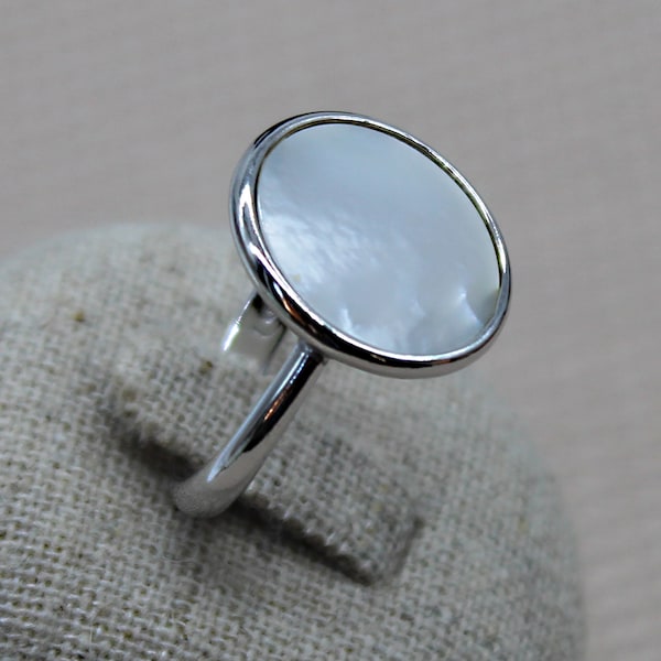 Bague Ronde, Bague Coquillage, Bague Nacre, Bague Argent Sterling, Bague Estivale, Bague Irisée, Bague Coquille Blanche, Bague Décontractée