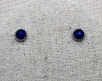 Boucles d'oreilles puces argent massif et cabochon en lapis-lazuli, fines et discrète faites main, cadeau idéal pour Femmes.