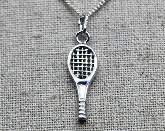 Tennisschläger-Anhänger aus 925er Silber, handgefertigter Schmuck für Damen oder Herren, erhältlich mit oder ohne Silberkette.